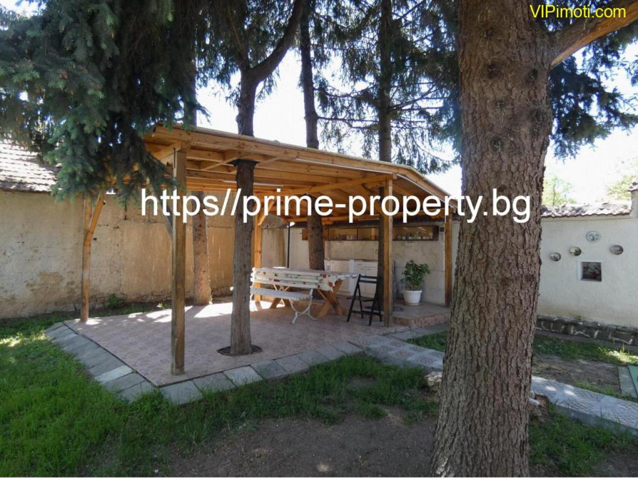 Продава къща, подходяща за две семейства, обзаведена