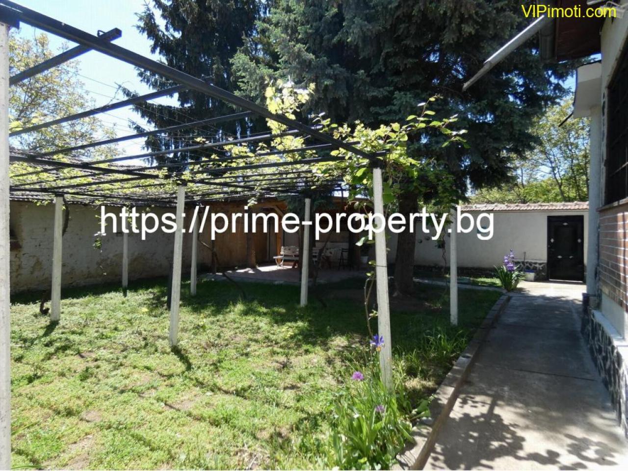 Продава къща, подходяща за две семейства, обзаведена