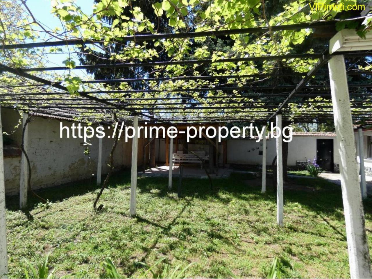 Продава къща, подходяща за две семейства, обзаведена