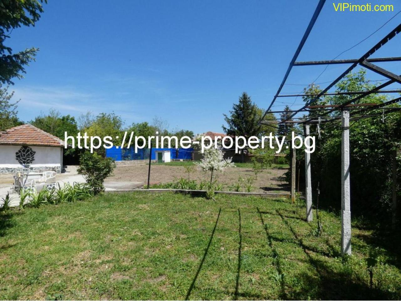 Продава къща, подходяща за две семейства, обзаведена