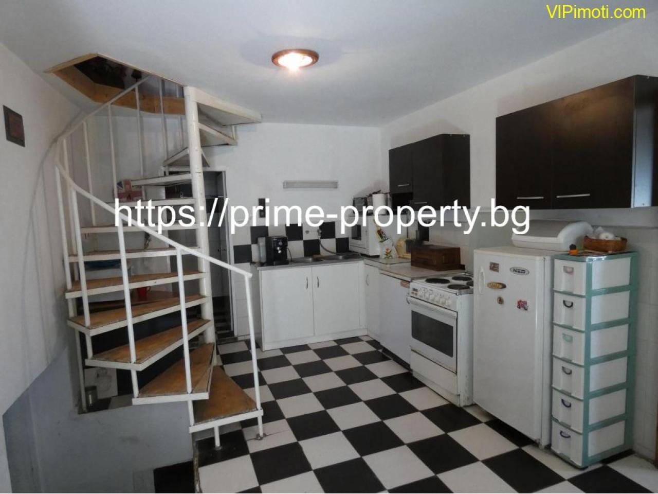 Продава къща, подходяща за две семейства, обзаведена