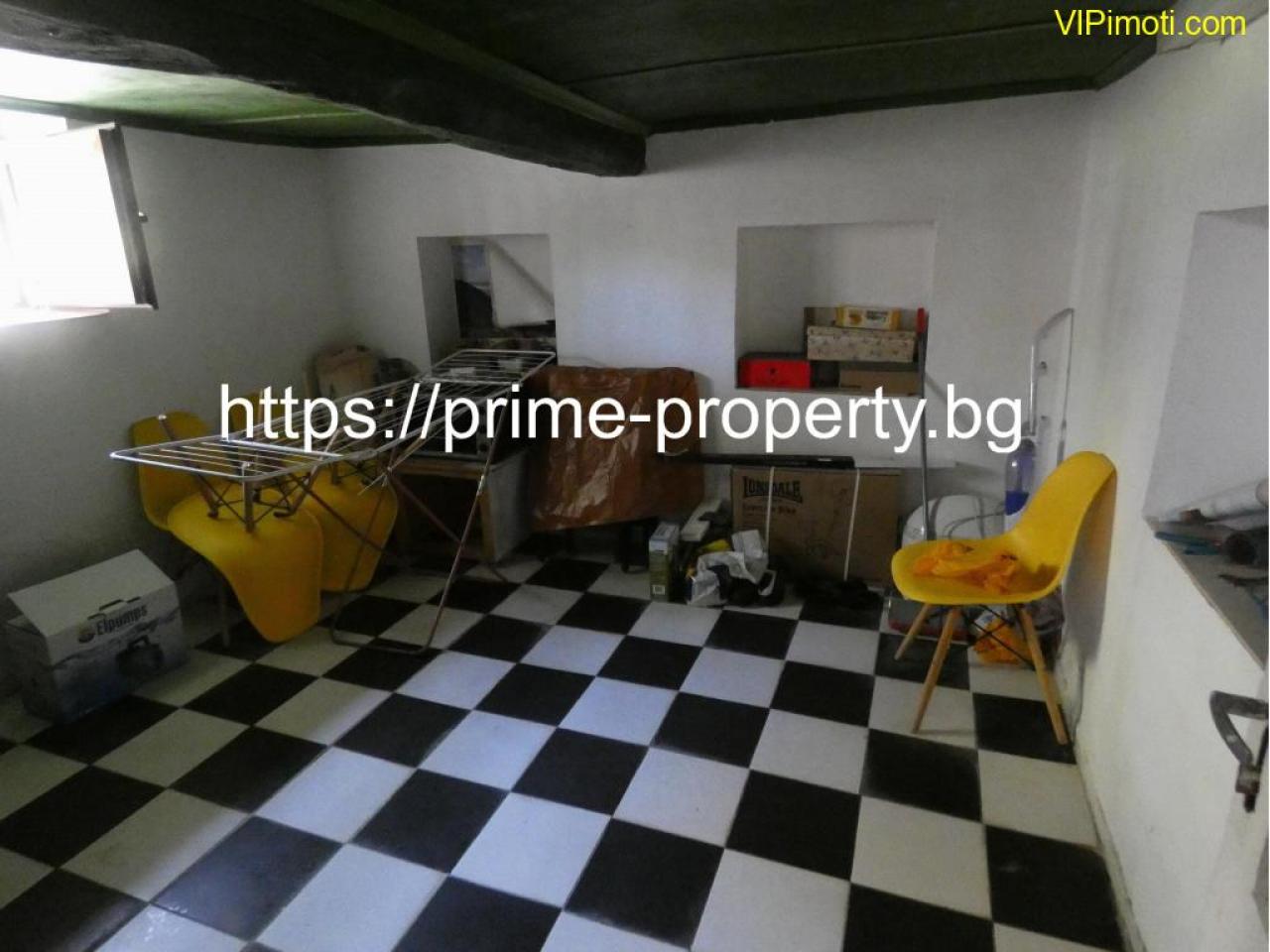 Продава къща, подходяща за две семейства, обзаведена