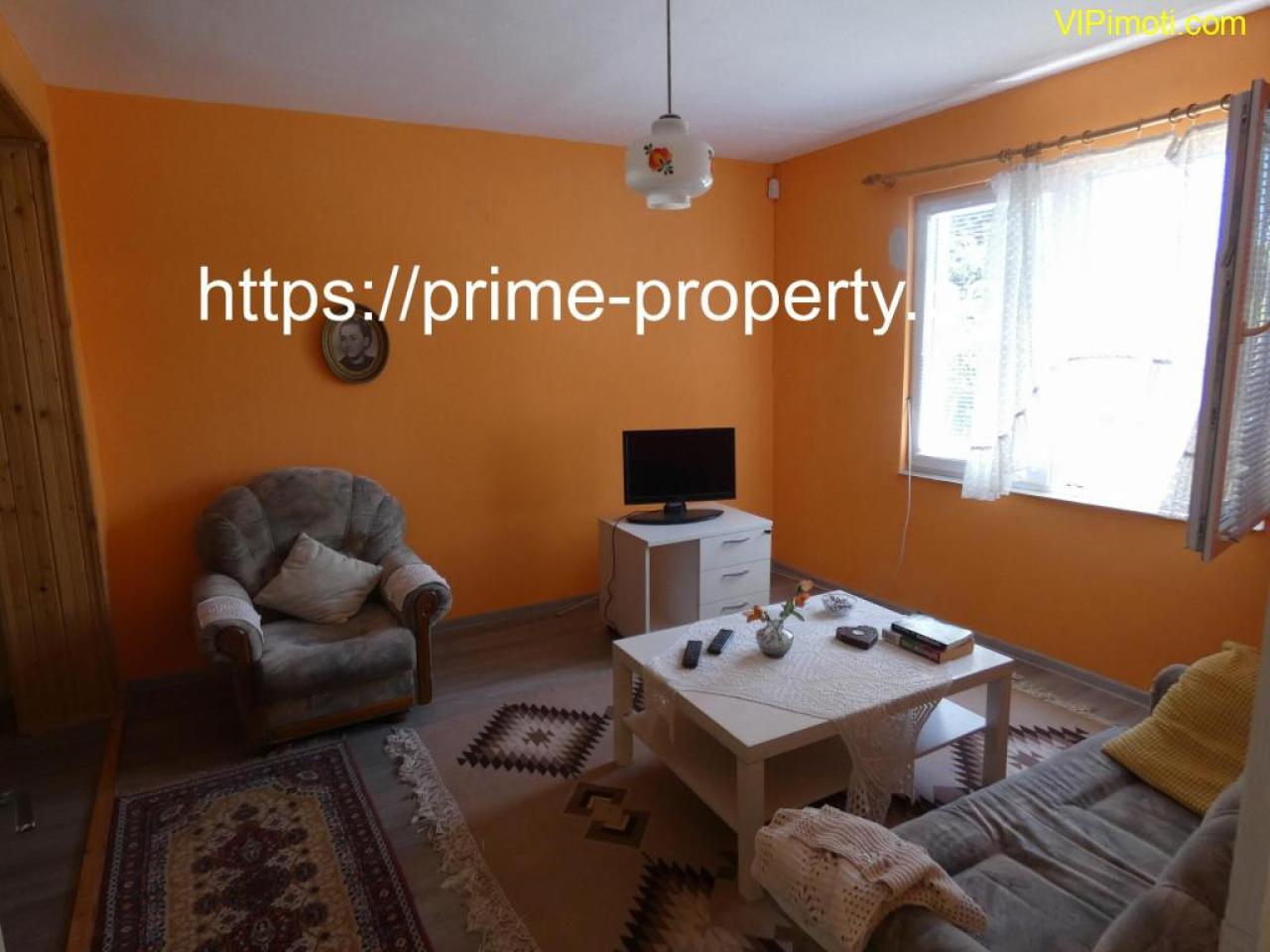 Продава къща, подходяща за две семейства, обзаведена