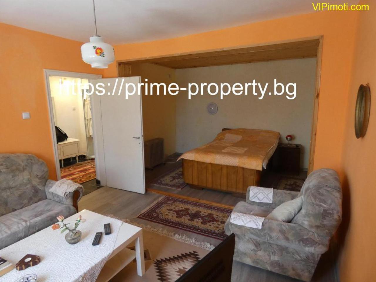 Продава къща, подходяща за две семейства, обзаведена