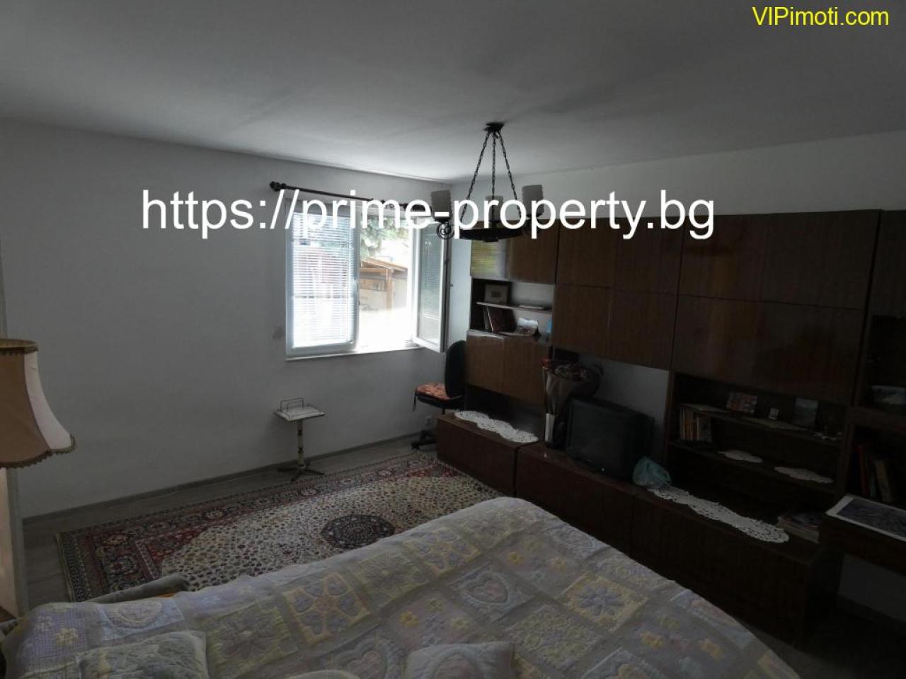 Продава къща, подходяща за две семейства, обзаведена