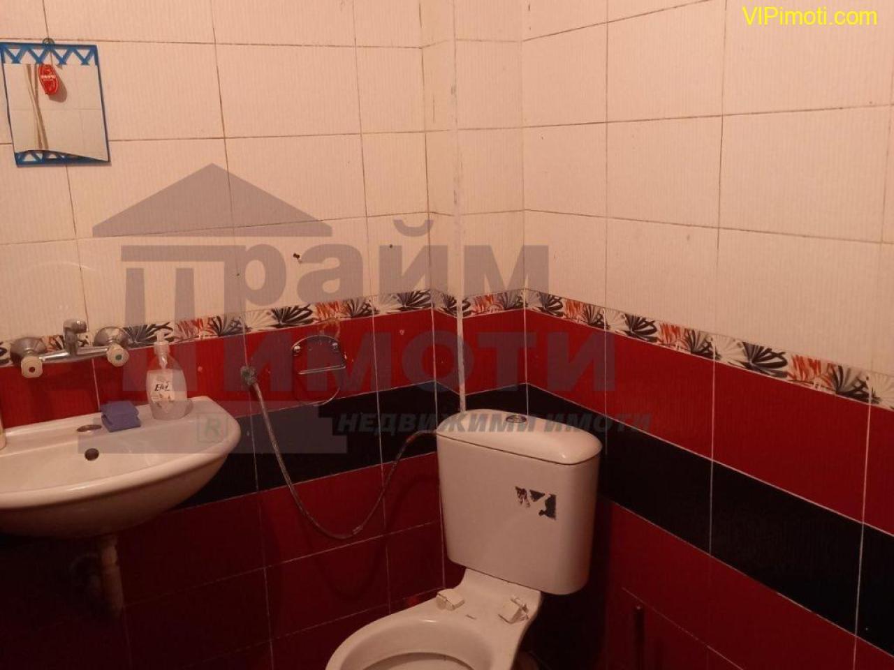 Продава  самостоятелен етаж от къща, София-Владая, с магазин