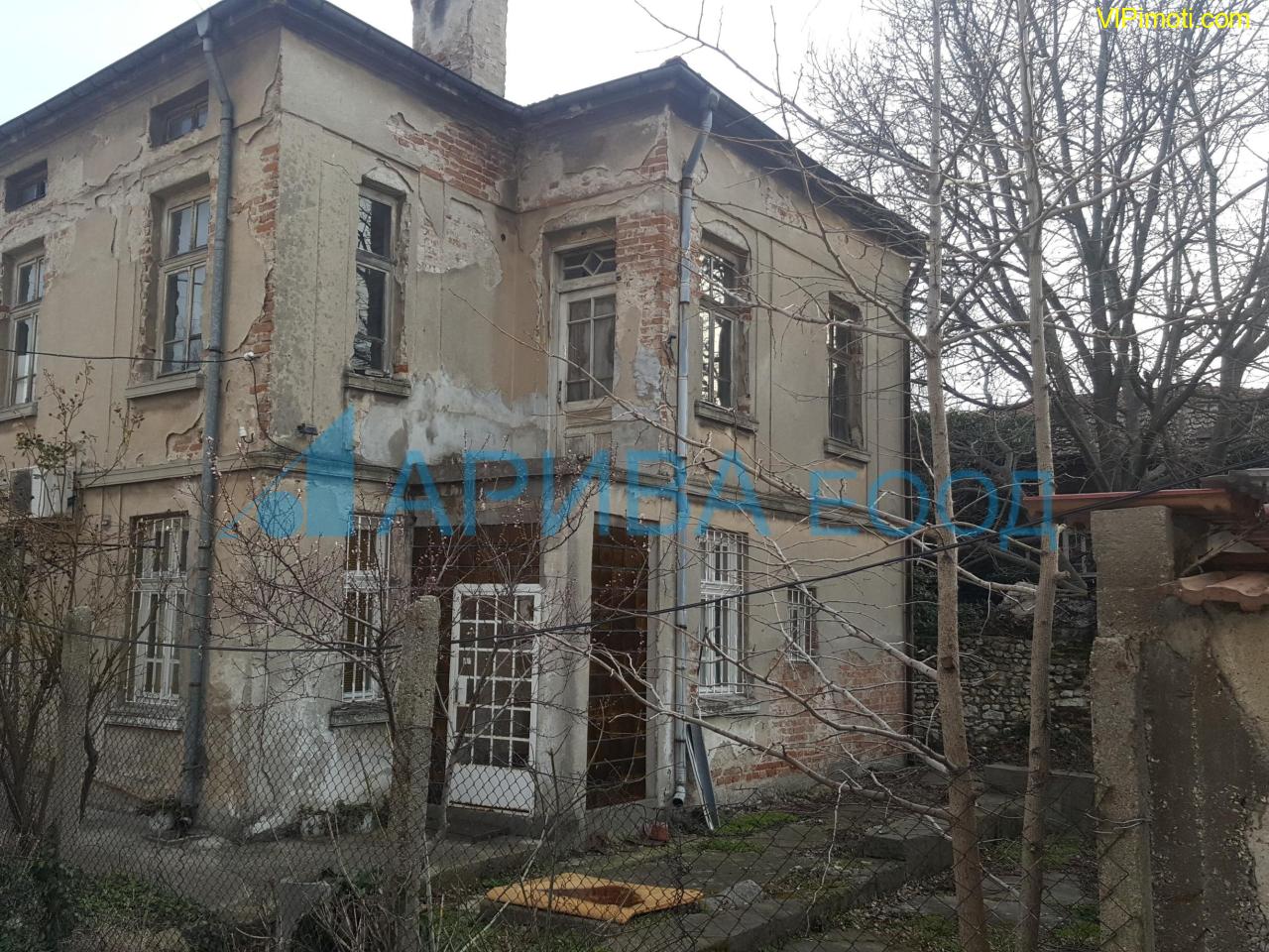 Самостоятелна двуетажна къща с двор в Хасково