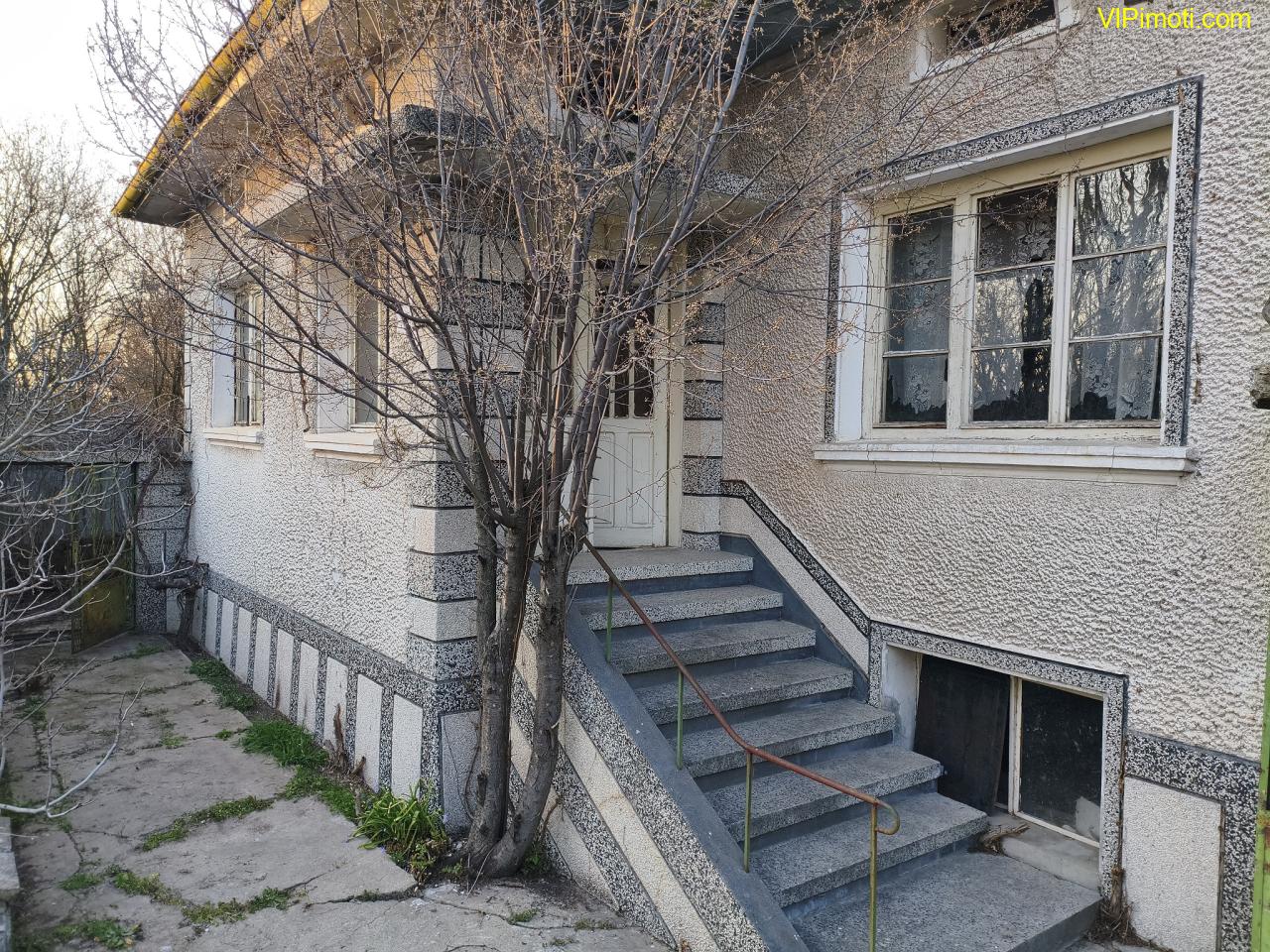 ДВЕ МАСИВНИ ТУХЛЕНИ  КЪЩИ за продажба в село Яздач, на 20 км от гр. СТАРА ЗАГОРА - ИЗГОДНО !