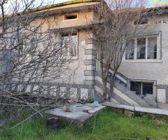 ДВЕ МАСИВНИ ТУХЛЕНИ  КЪЩИ за продажба в село Яздач, на 20 км от гр. СТАРА ЗАГОРА - ИЗГОДНО !