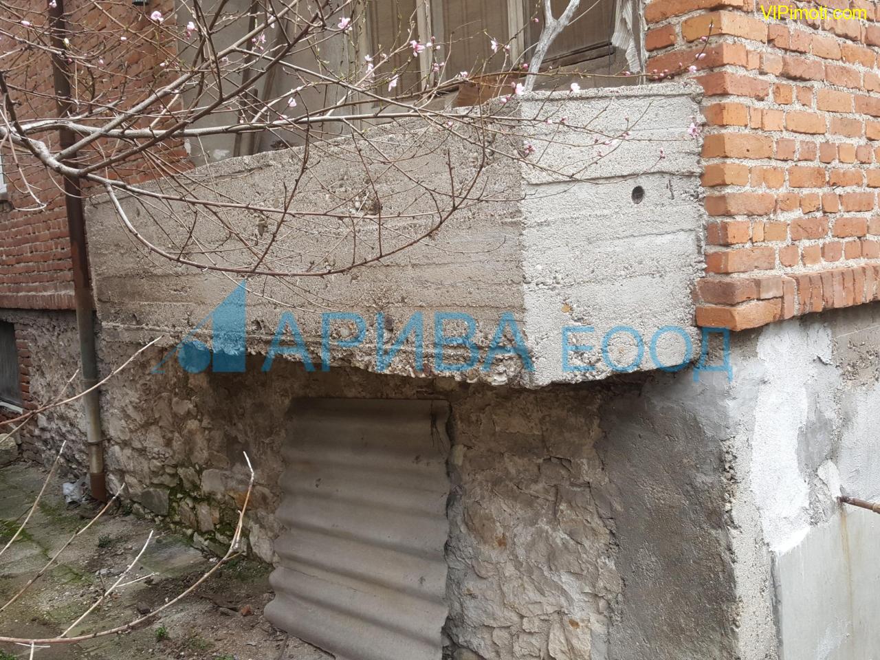 Самостоятелна къща в център Хасково