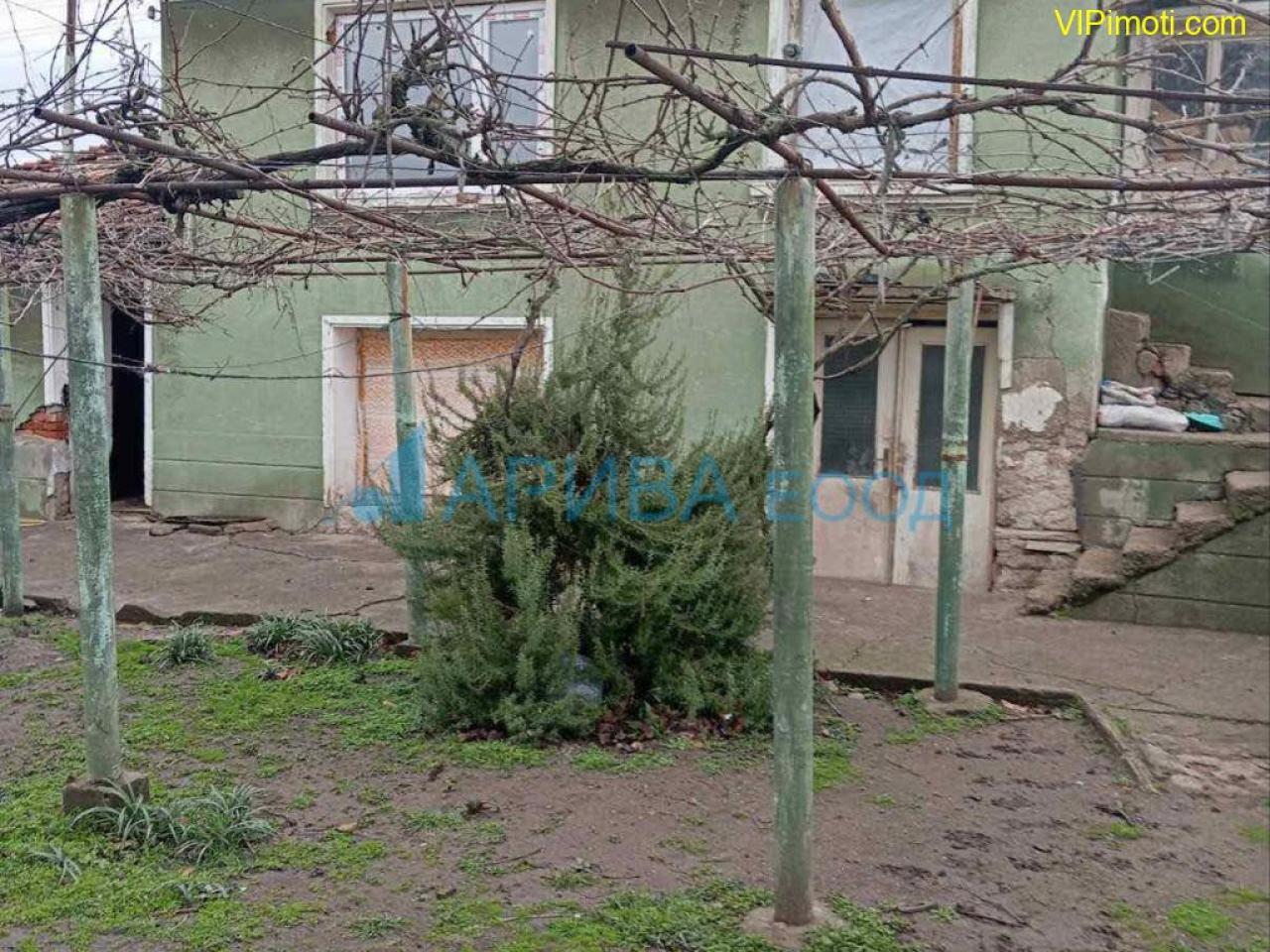 Двуетажна къща с гараж в с. Димитриево, община Чирпан