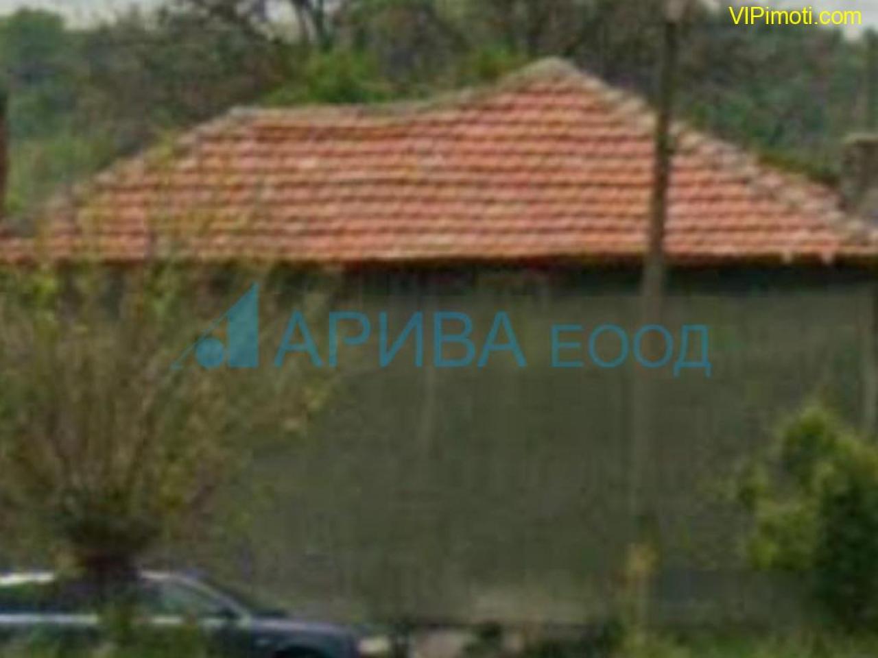 Двуетажна къща с гараж в с. Димитриево, община Чирпан