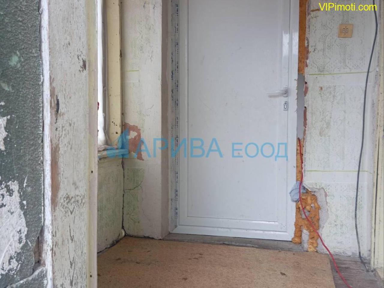 Двуетажна къща с гараж в с. Димитриево, община Чирпан