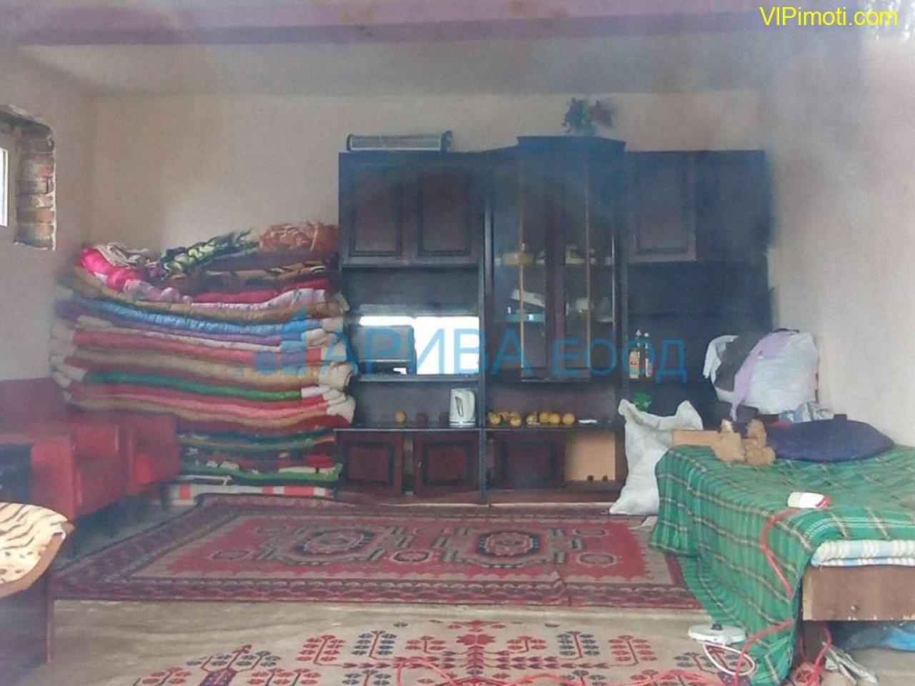 Двуетажна къща с гараж в с. Димитриево, община Чирпан