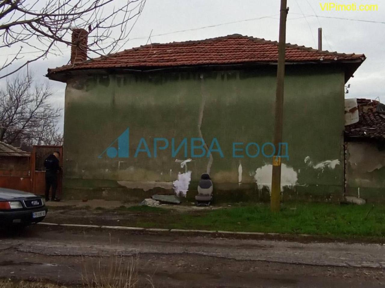 Двуетажна къща с гараж в с. Димитриево, община Чирпан