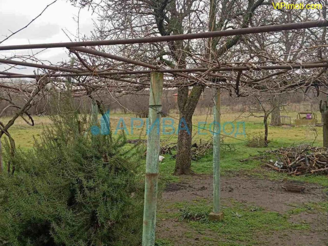 Двуетажна къща с гараж в с. Димитриево, община Чирпан