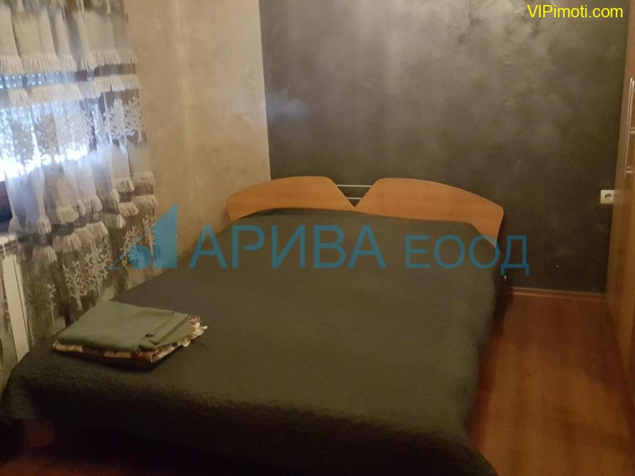 Етаж от къща със самостоятелен вход и голям гараж в Хасково