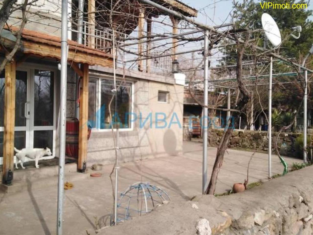 Две къщи в един двор с гараж в с. Златополе, община Димитровград