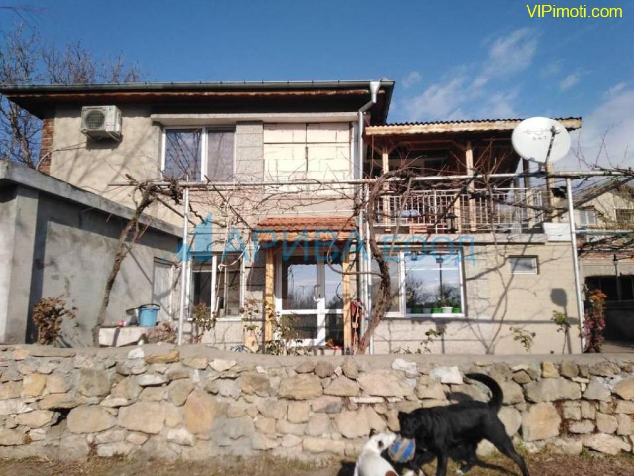 Две къщи в един двор с гараж в с. Златополе, община Димитровград