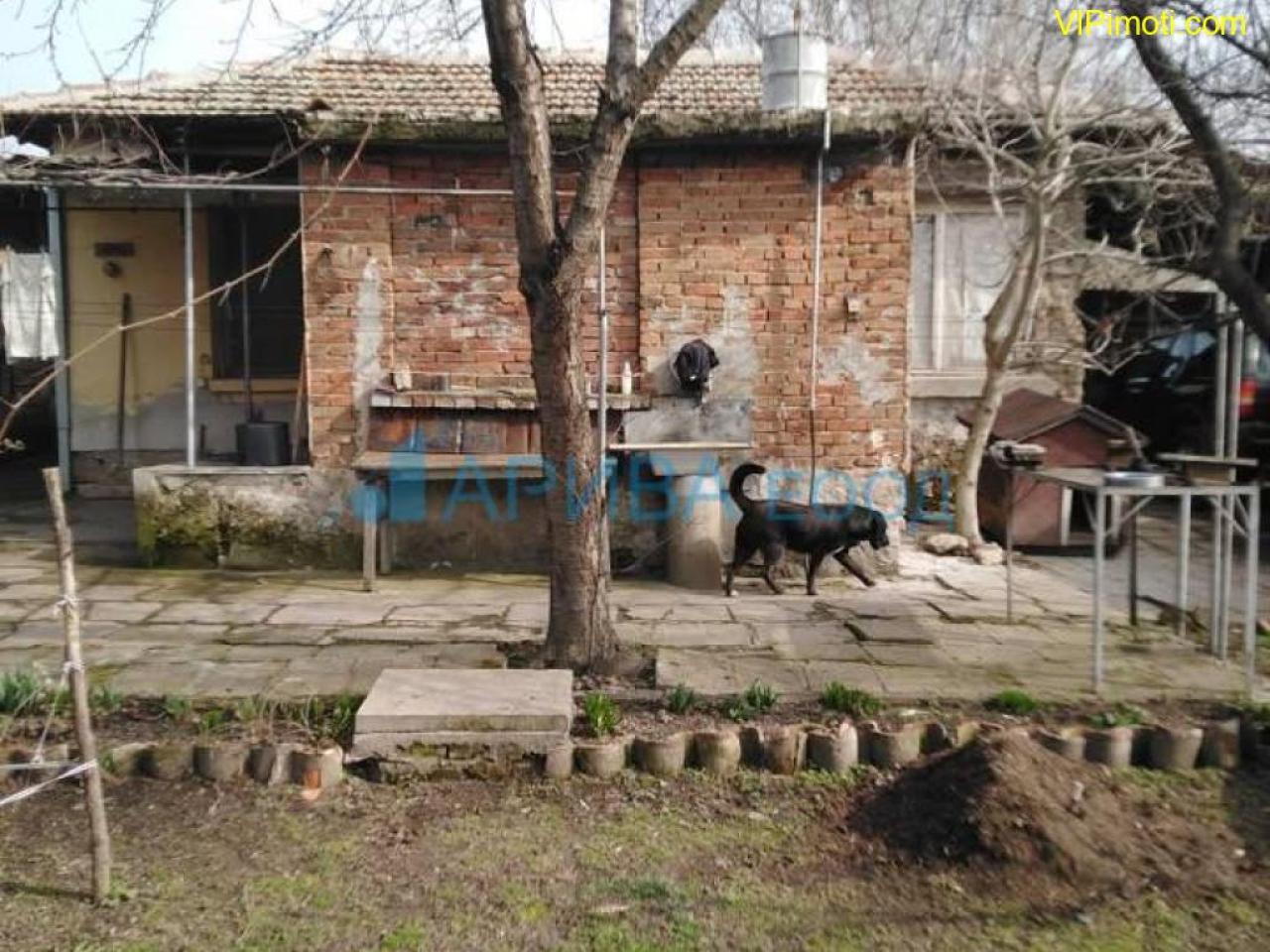 Две къщи в един двор с гараж в с. Златополе, община Димитровград