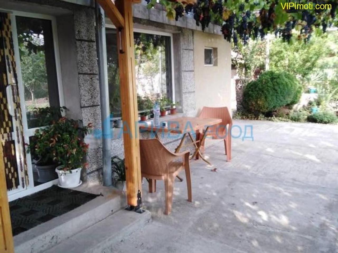 Две къщи в един двор с гараж в с. Златополе, община Димитровград