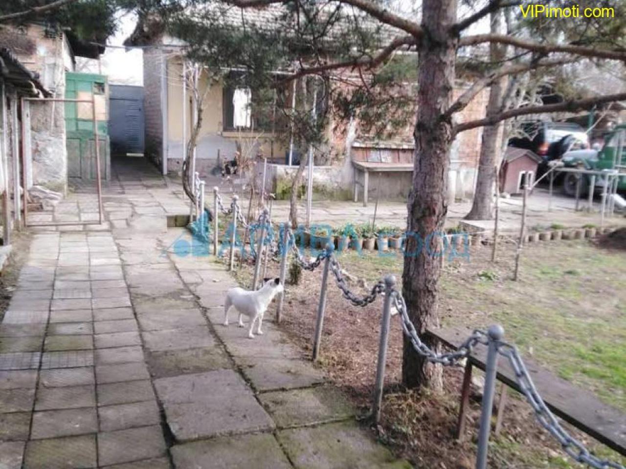 Две къщи в един двор с гараж в с. Златополе, община Димитровград