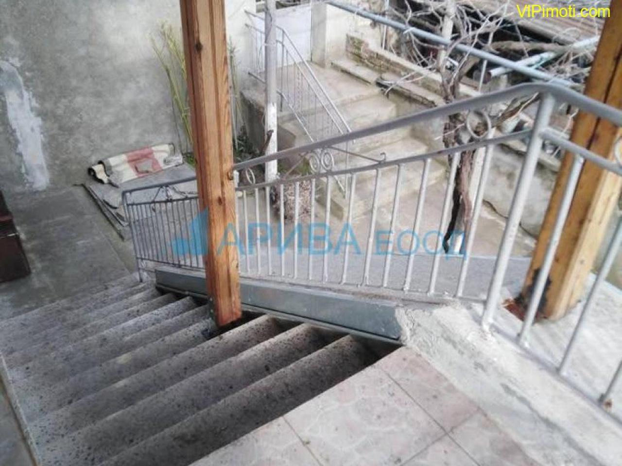 Две къщи в един двор с гараж в с. Златополе, община Димитровград