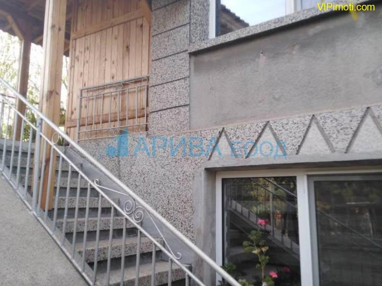 Две къщи в един двор с гараж в с. Златополе, община Димитровград