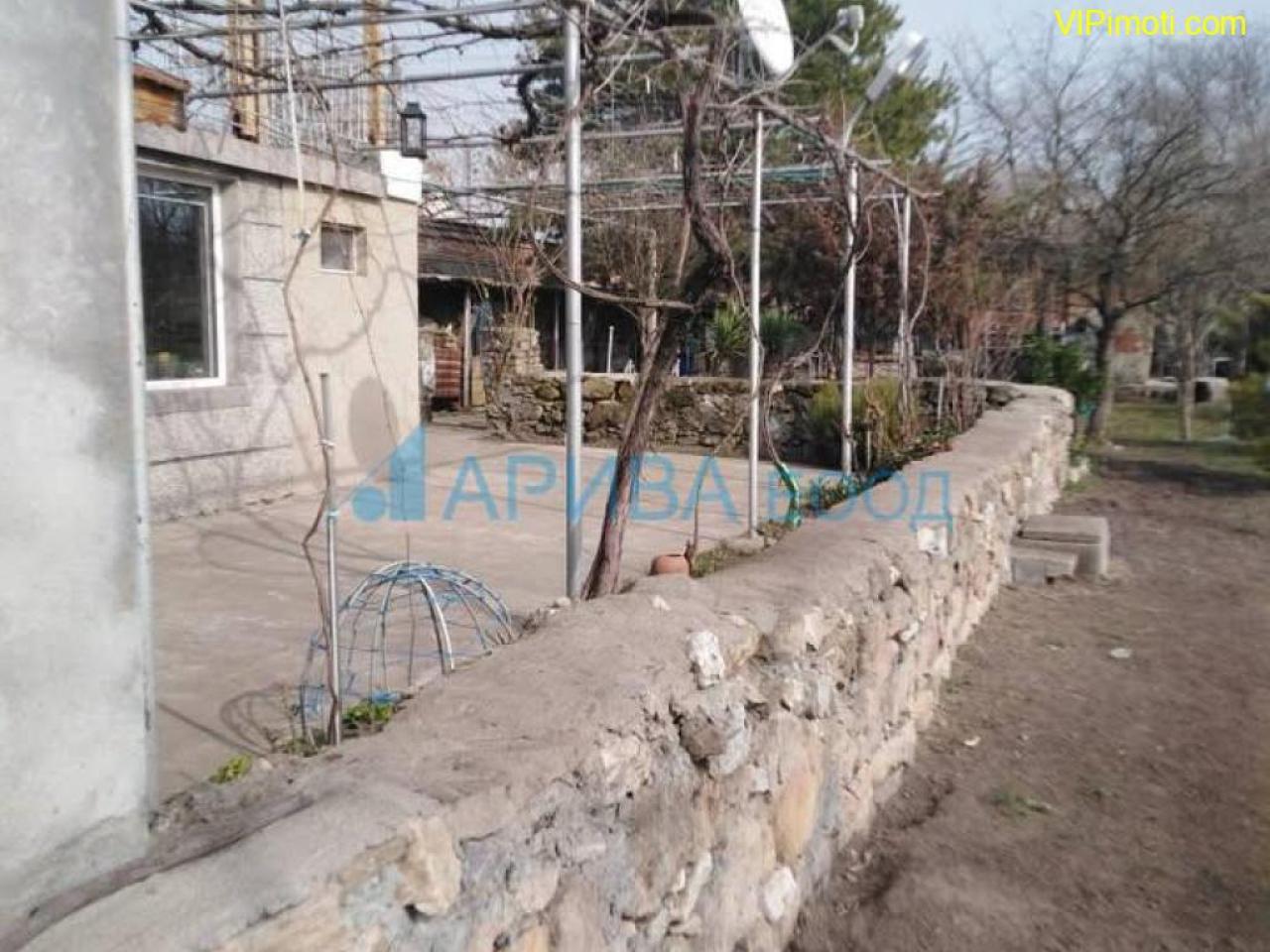 Две къщи в един двор с гараж в с. Златополе, община Димитровград