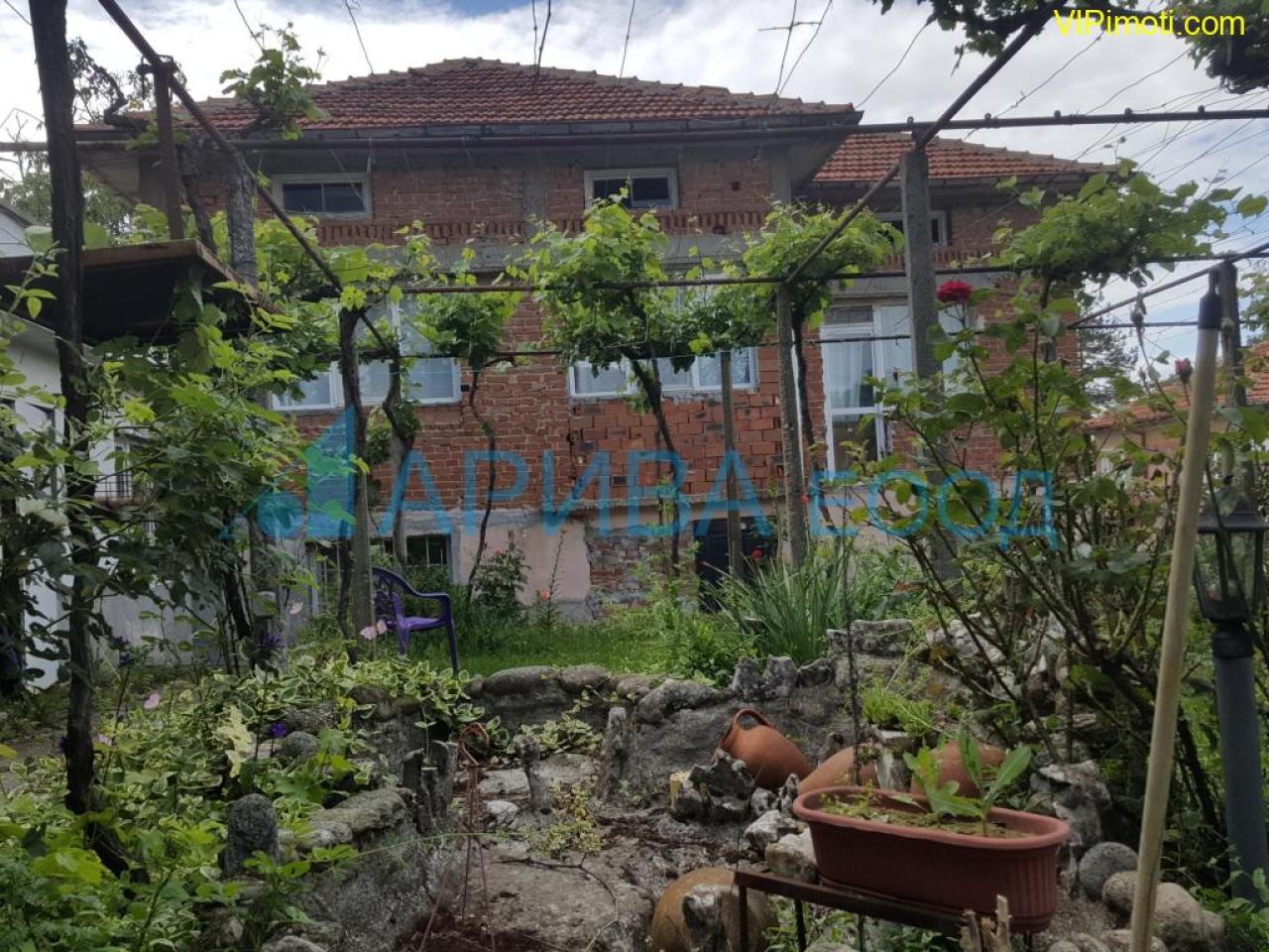 Къща с голям двор, механа и барбекю в с. Константиново, област Хасково